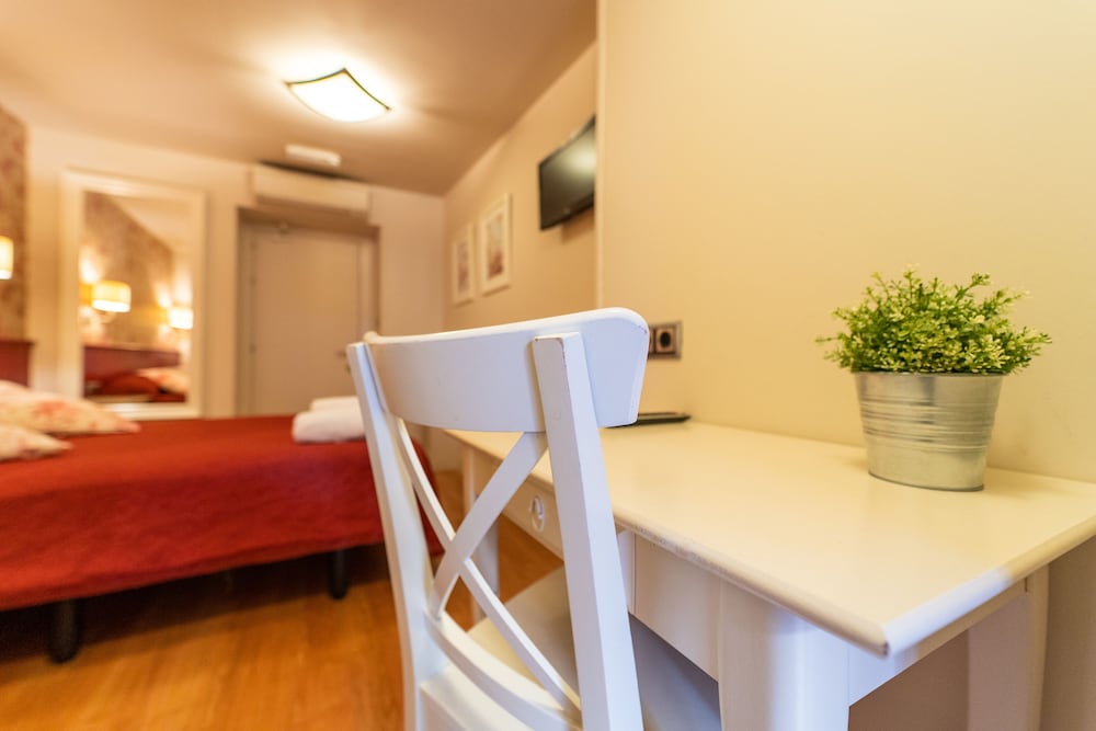 City Double or Twin Room - Photo 7