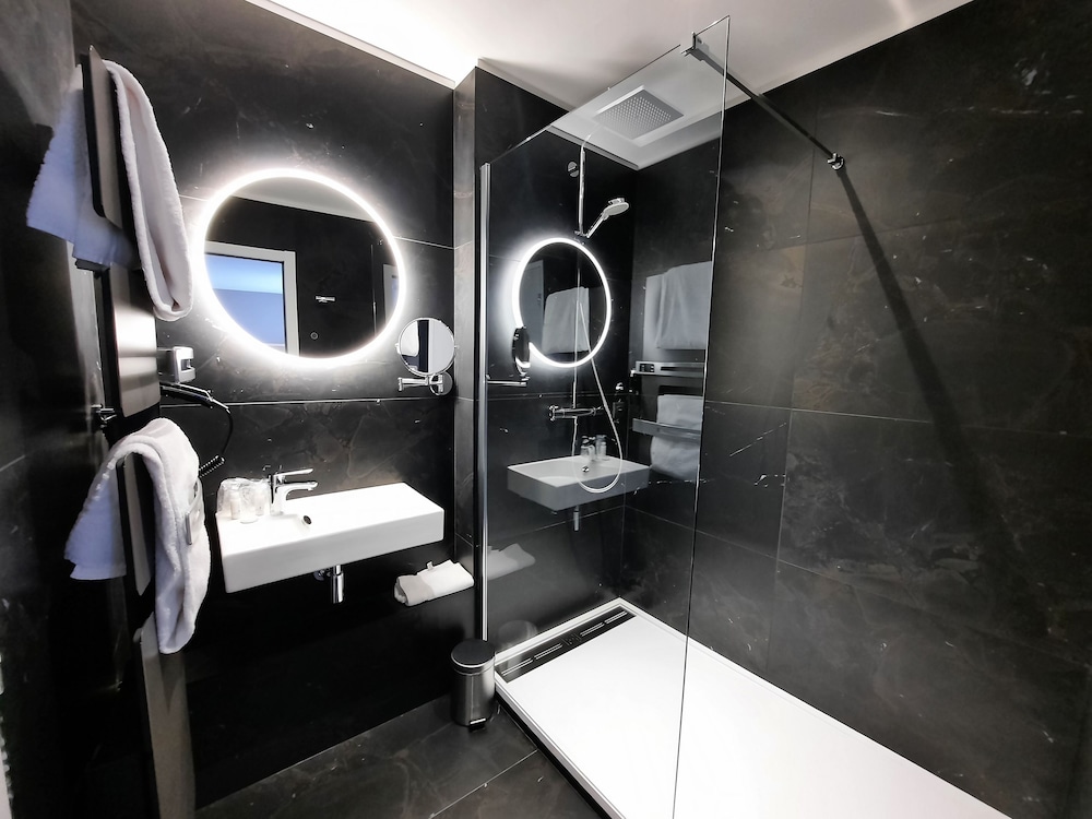 Standard Room, Multiple Beds - Photo 6