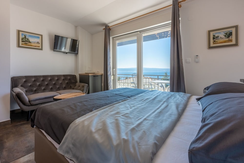Room (S4)