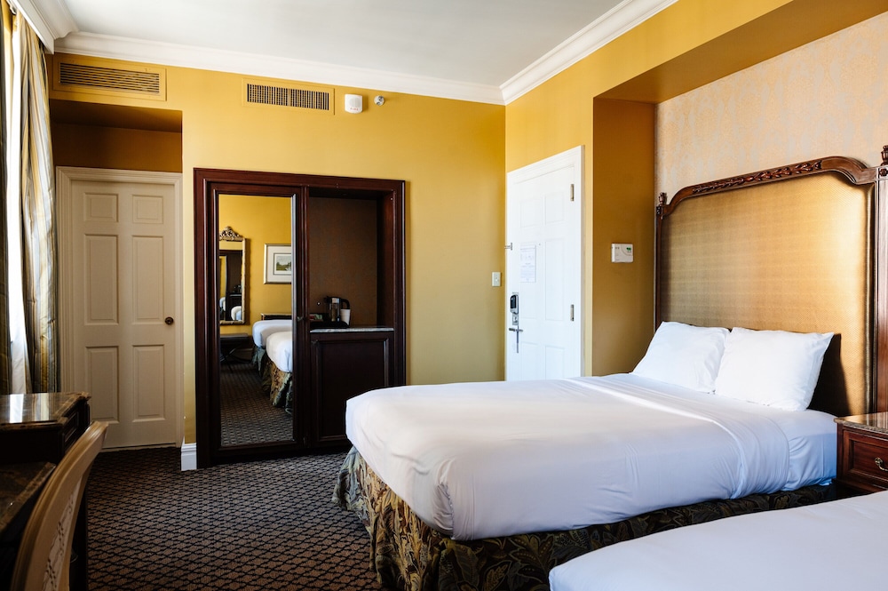 Double Queen Room (24/7 Front Desk) - Photo 15