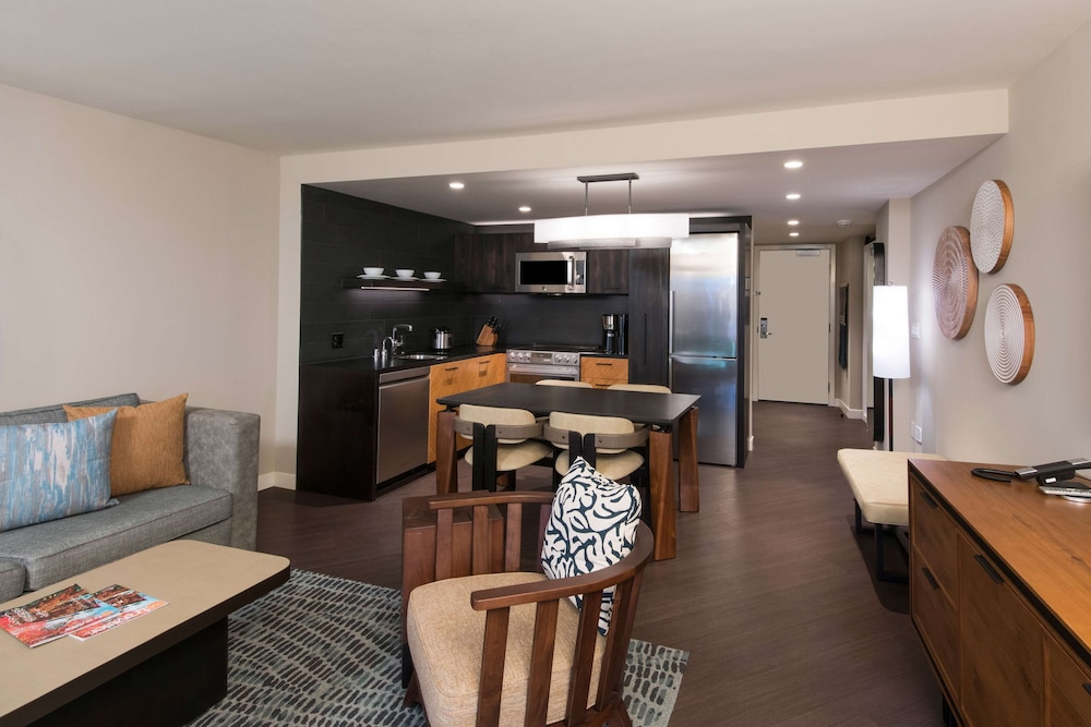 Deluxe Suite, 2 Bedrooms, Partial Ocean View