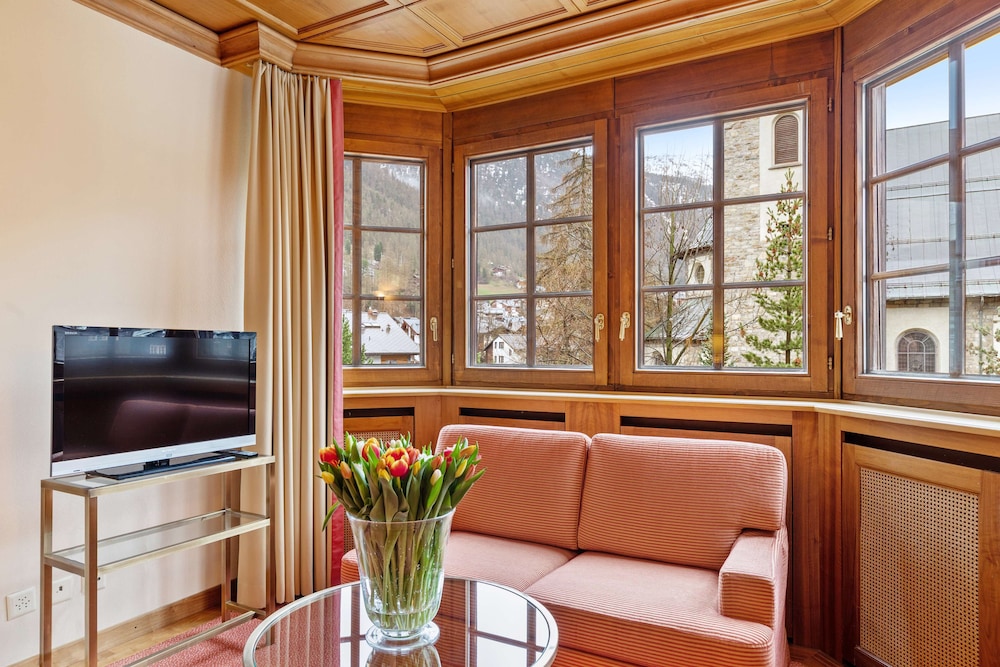 Suite, 1 Bedroom, Corner (Matterhorn View) - Photo 2
