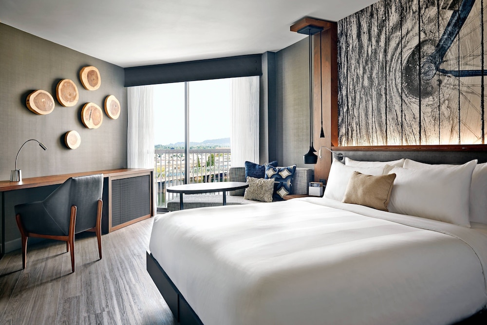 Club Room, 1 King Bed - Photo 1