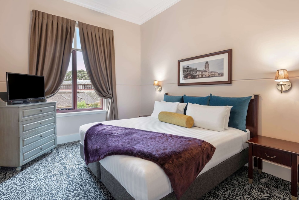 Studio, 1 King Bed, Non Smoking, Ground Floor