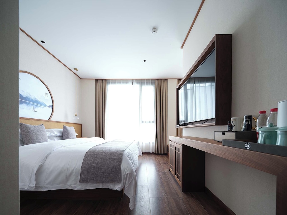 Standard Twin Room, Partial Lake View