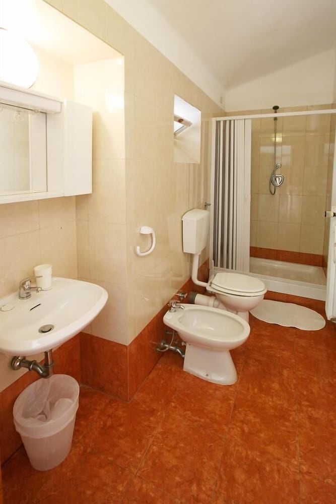 Economy Room, Shared Bathroom (external) photo 3