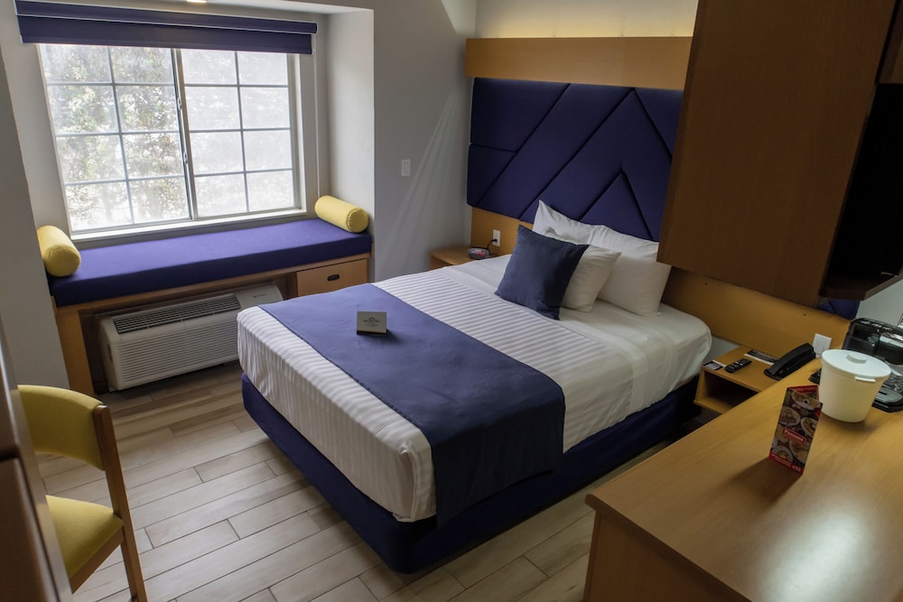 Standard Suite, 1 Queen Bed with Sofa bed - Photo 10