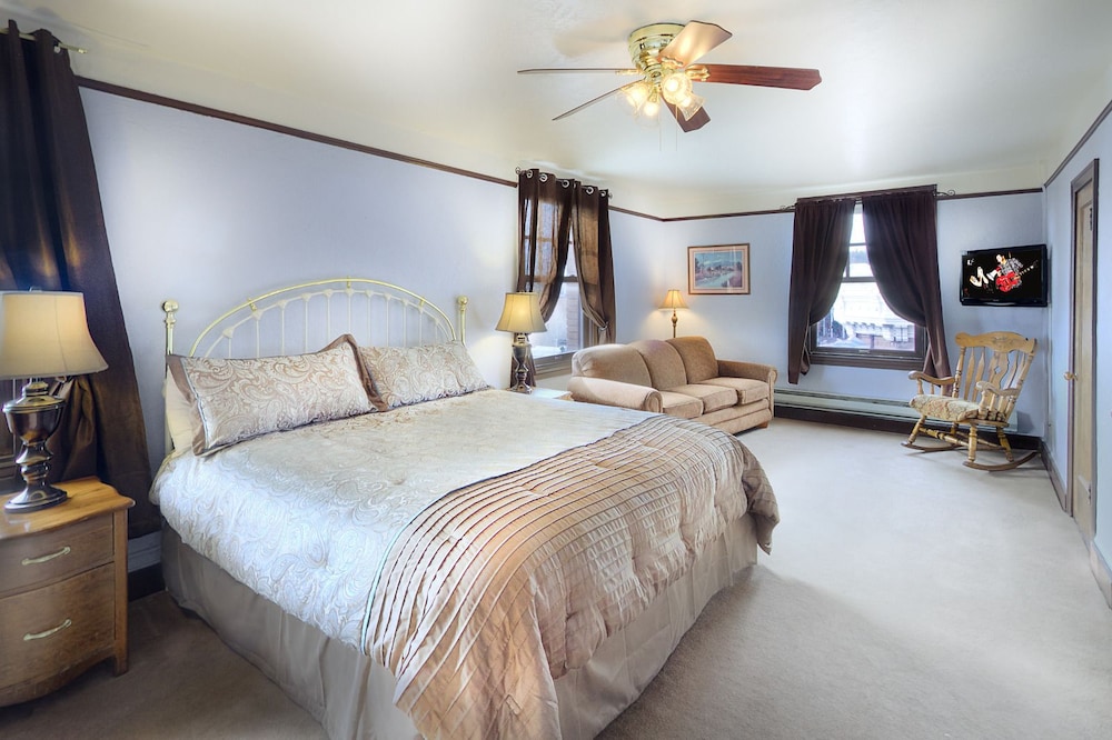 King Junior Suite with Corner View