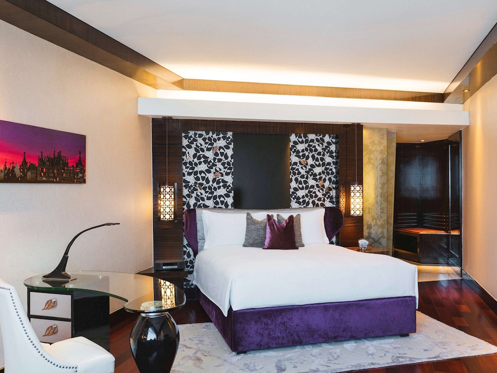 Room, 2 Twin Beds, Club Lounge Access thumbnail 6