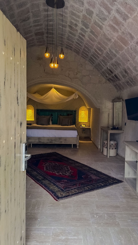 Cave Room with Jacuzzi photo 3