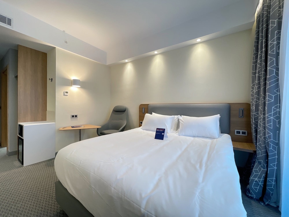 Standard Room, 1 Queen Bed (Free Breakfast) photo 3