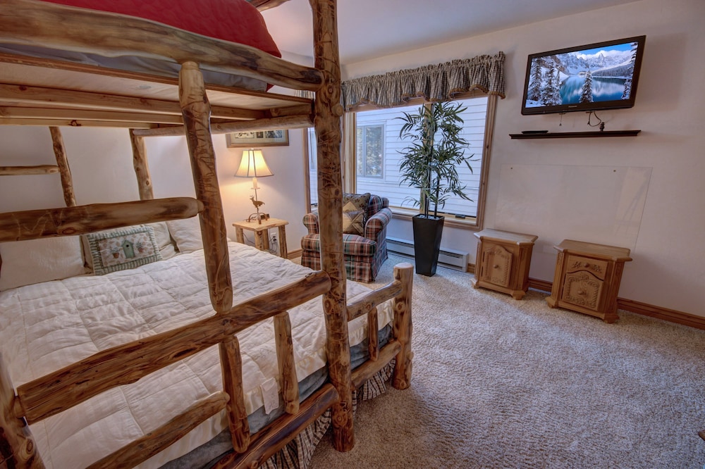 Signature Condo, 2 Bedrooms, Balcony, Mountain View (Ski Run 501) photo 3