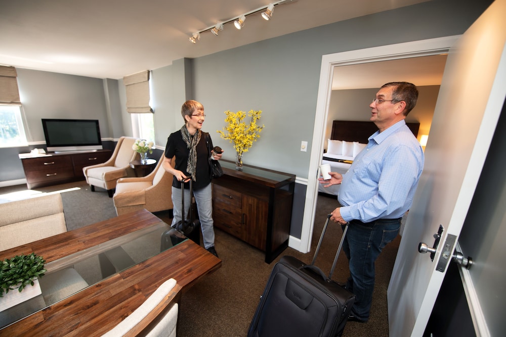 Business Suite, 2 Queen Beds photo 2