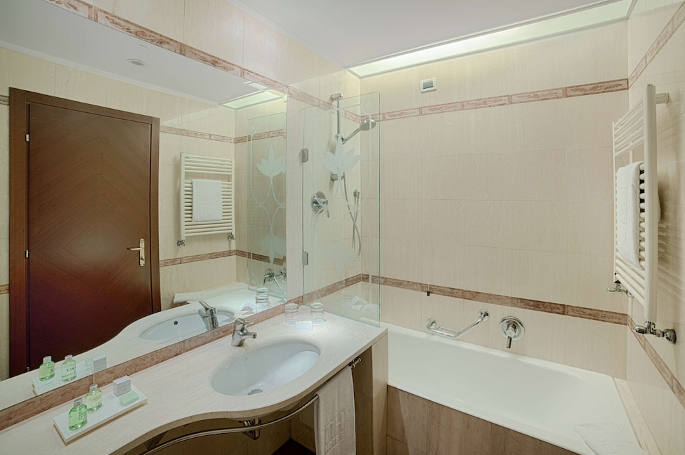 Junior Suite (Extra Bed 3 Adults) thumbnail 5