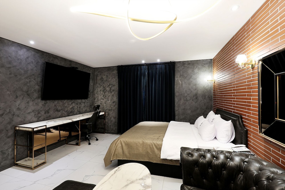 VIP Room - Photo 15
