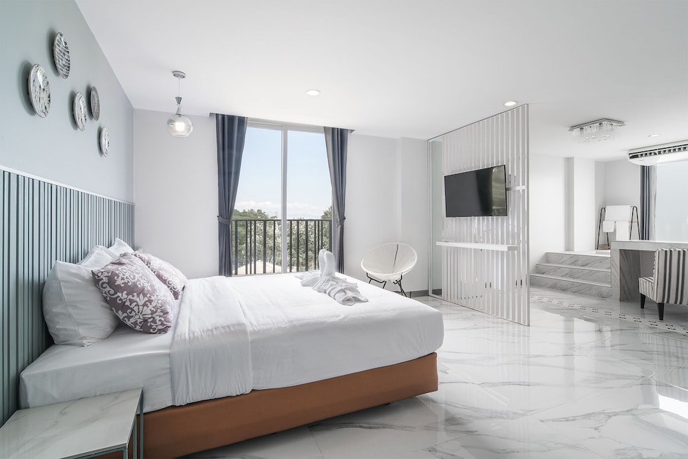 Honeymoon Suite - Photo 11