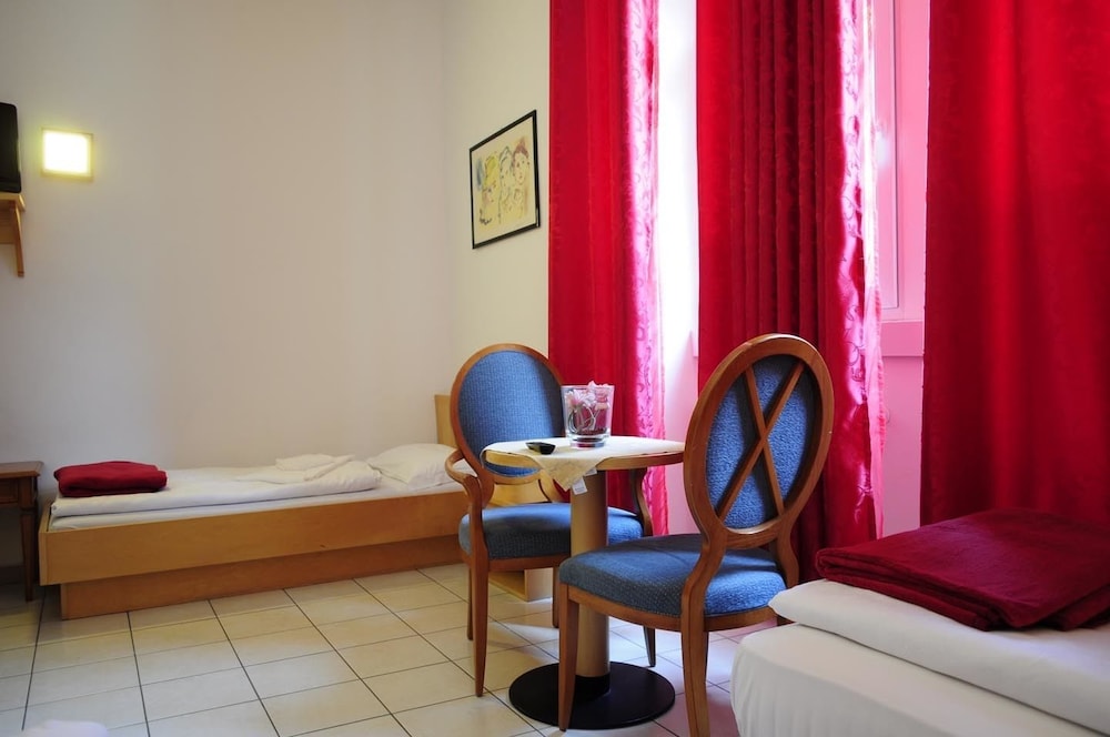 Basic Triple Room, Multiple Beds, Non Smoking - Photo 1