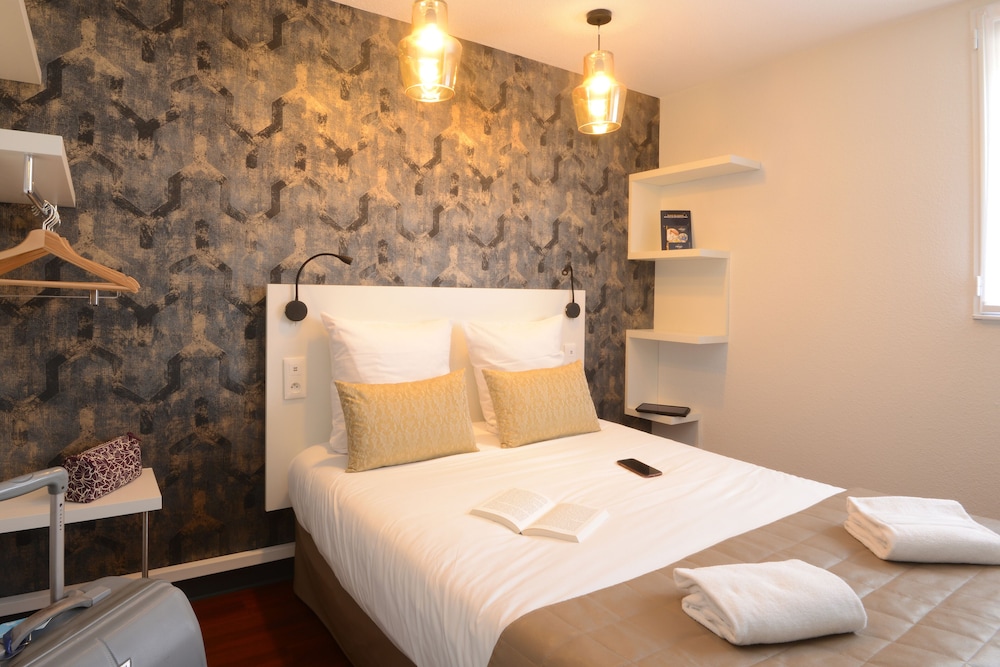 Renovated Double Room thumbnail 6