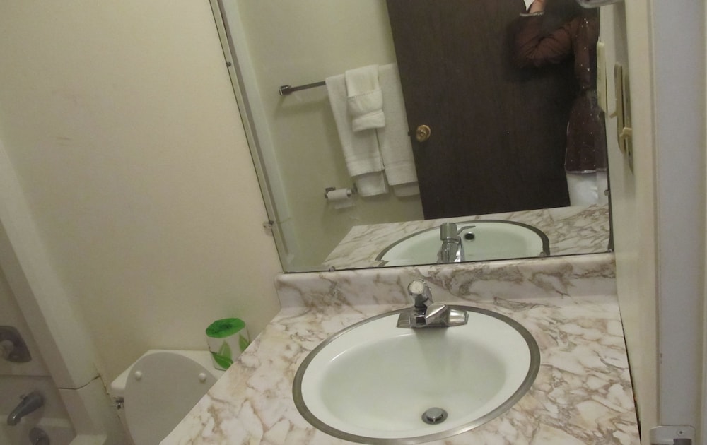 Standard Room, 1 Queen Bed photo 2