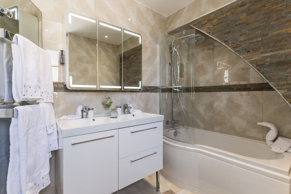 Deluxe Suite, 2 Bedrooms, Sea View photo 3