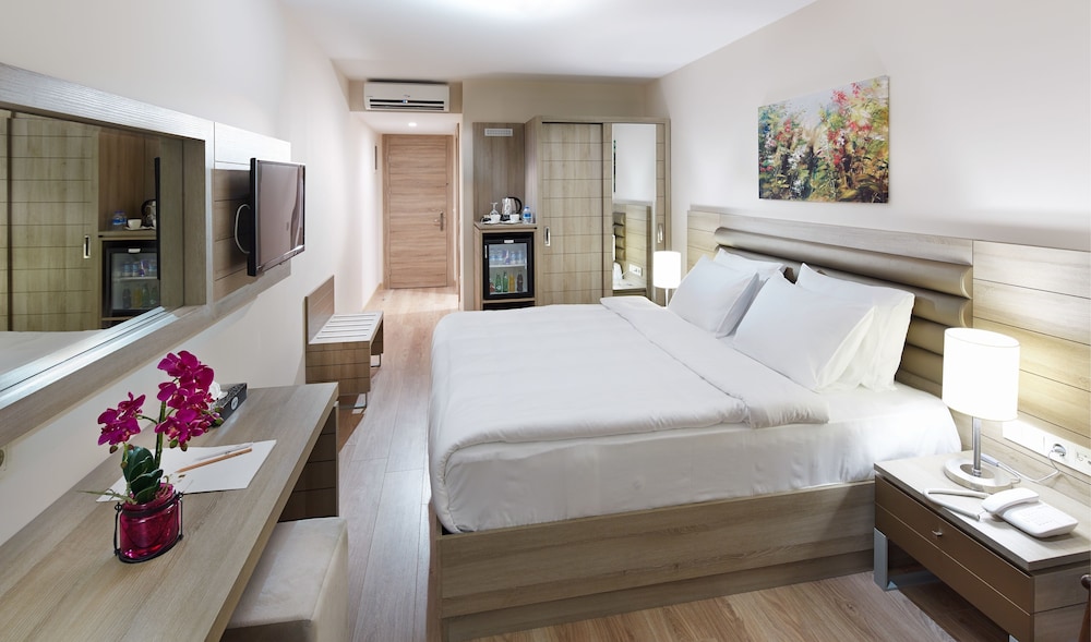 Superior French Bed Room photo 2