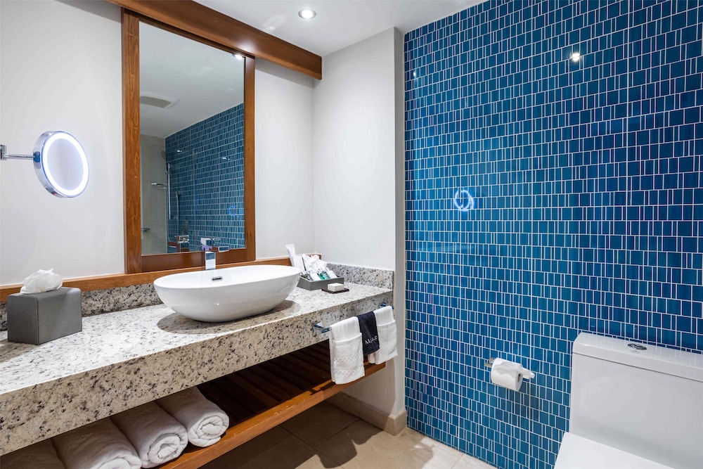 Suite, 1 King Bed, Pool View (swim-out Junior Suite)