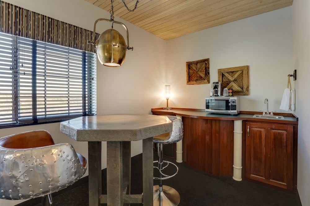 Theme Suite with Whirlpool photo 3