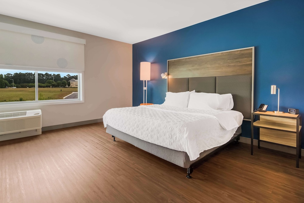 Classic Room, 1 King Bed, Accessible, Bathtub - Photo 4