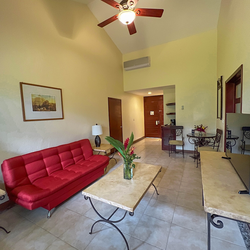 Suite - Photo 11