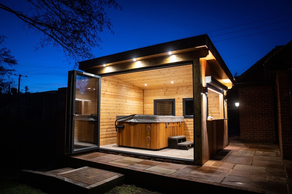 Lakeside Lodge with Hot Tub photo 1