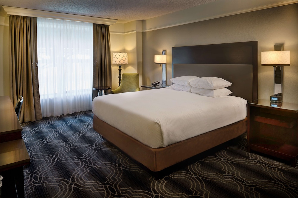 Deluxe Room, 1 King Bed, Accessible, Bathtub (Mobility & Hearing) - Photo 6