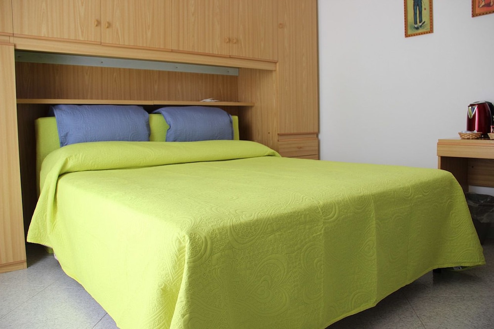 Basic Triple Room, Multiple Beds, Shared Bathroom photo 1