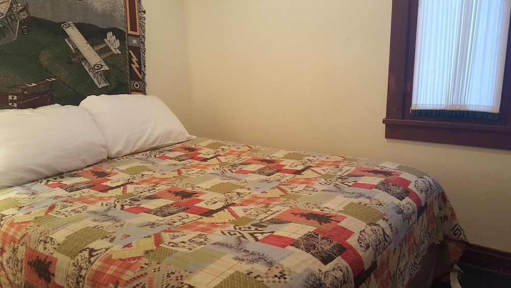 The 11th Aero Squadron #11 (Private Hot Tub, Fireplace, 2 adults, 4 children)