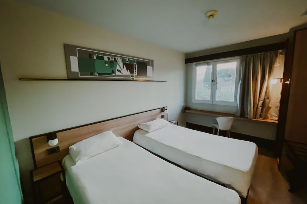Standard Room, 2 Twin Beds photo 3