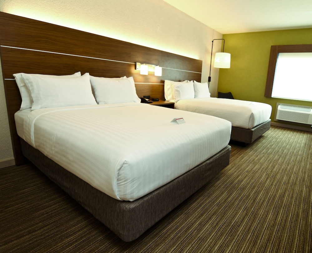 Standard Room, 2 Queen Beds - Photo 10