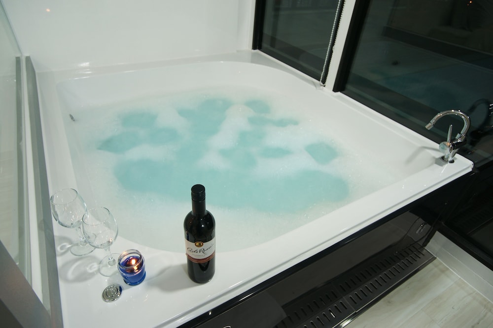 Suite, Jetted Tub photo 3