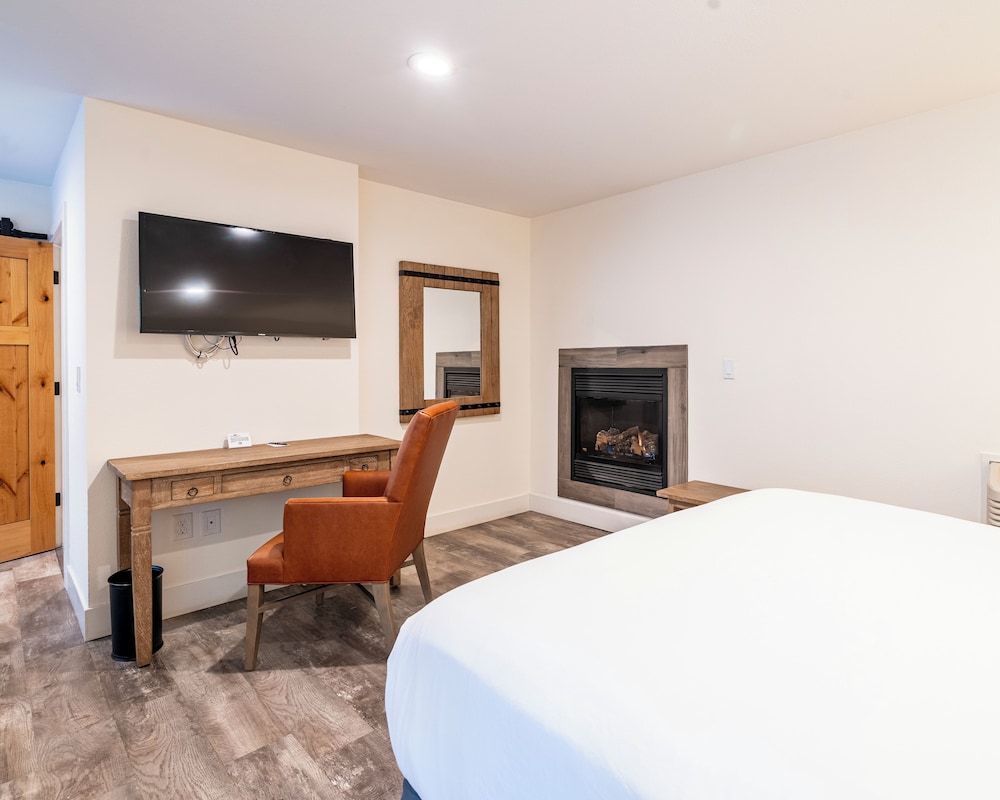 Cottage, Multiple Beds (One King and One Queen Bed, Suite) photo 2