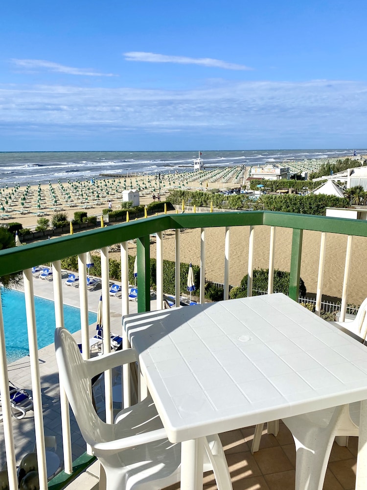 Double Room Single Use, Balcony, Partial Sea View photo 3