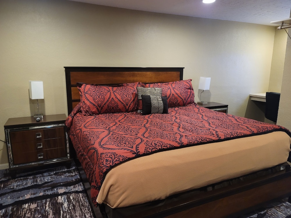 Standard Single King Bed photo 2