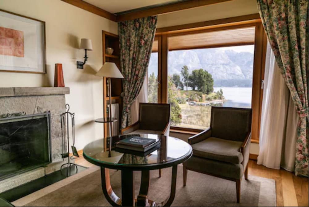 Deluxe Suite, 1 King Bed, Balcony, Lake View thumbnail 6