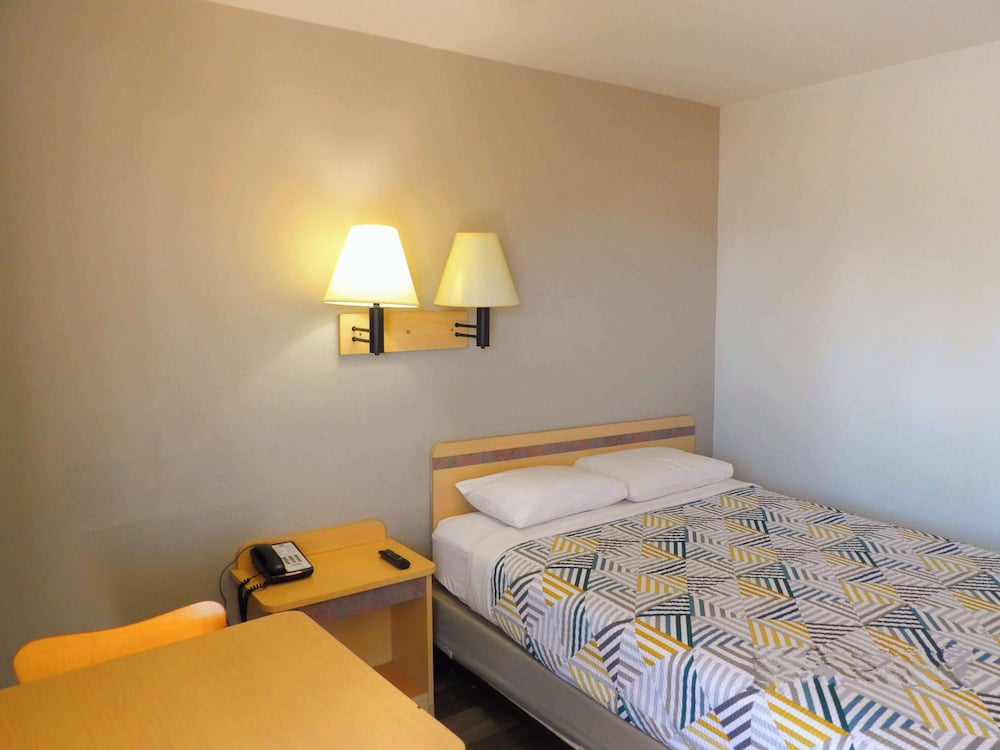 Standard Room, 1 Double Bed, Accessible, Non Smoking - Photo 1