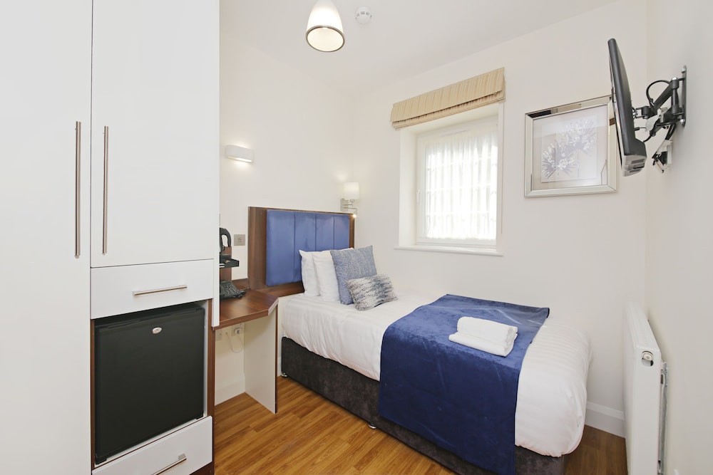 Basic Single Room, Shared Bathroom photo 3