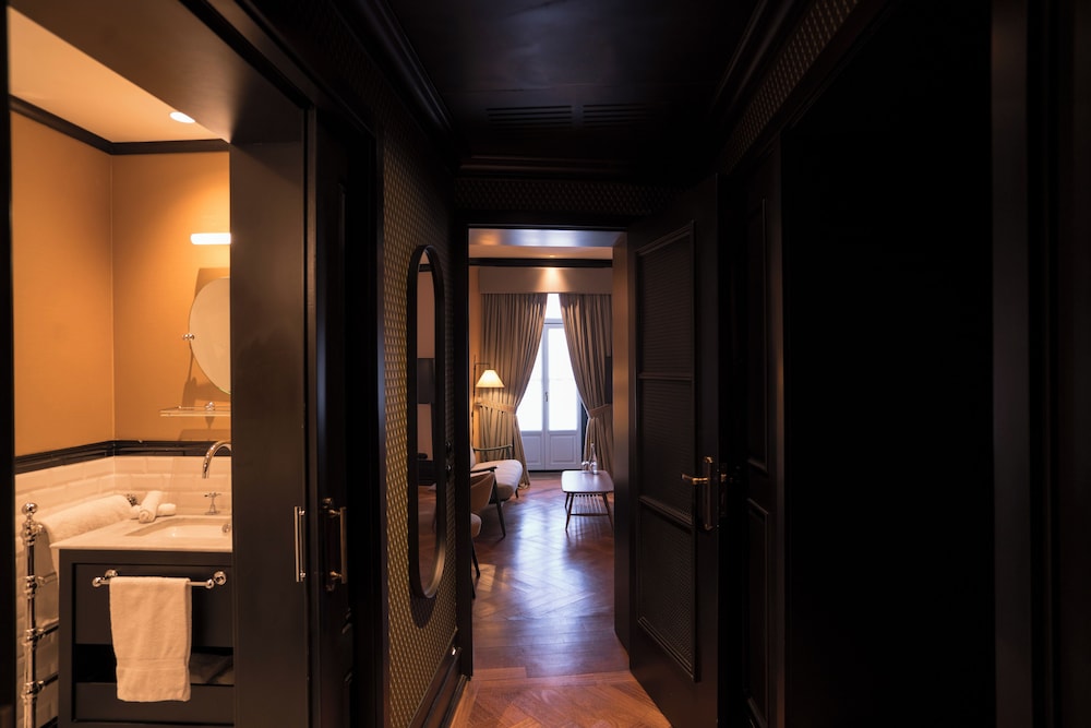 Deluxe Double Room thumbnail 6