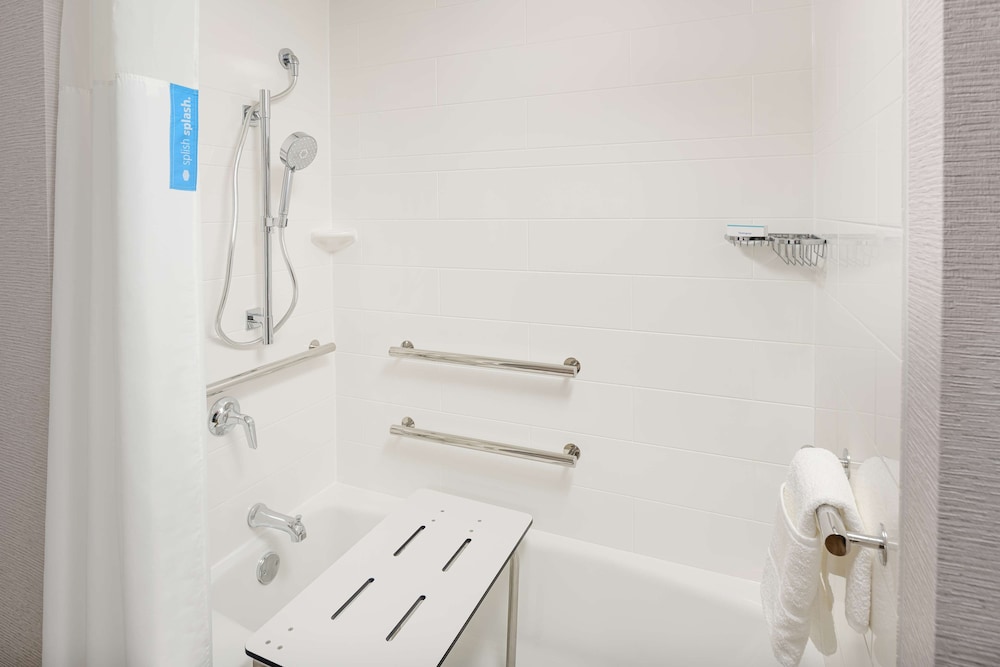 Room, 1 King Bed, Accessible, Bathtub (View) - Photo 5