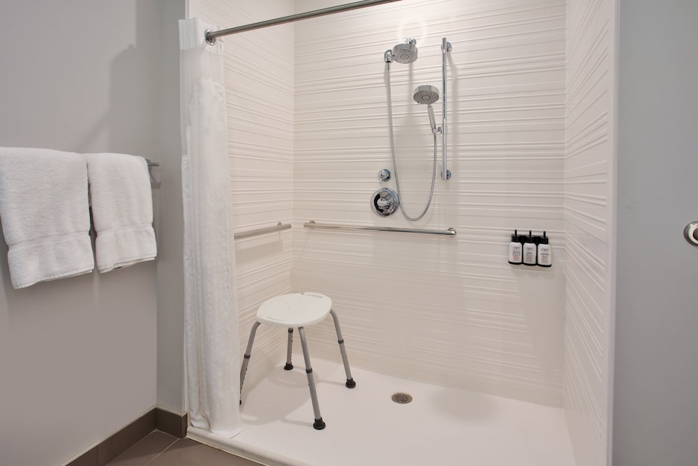 Standard Room, 1 King Bed, Roll-in Shower (Communications) - Photo 5