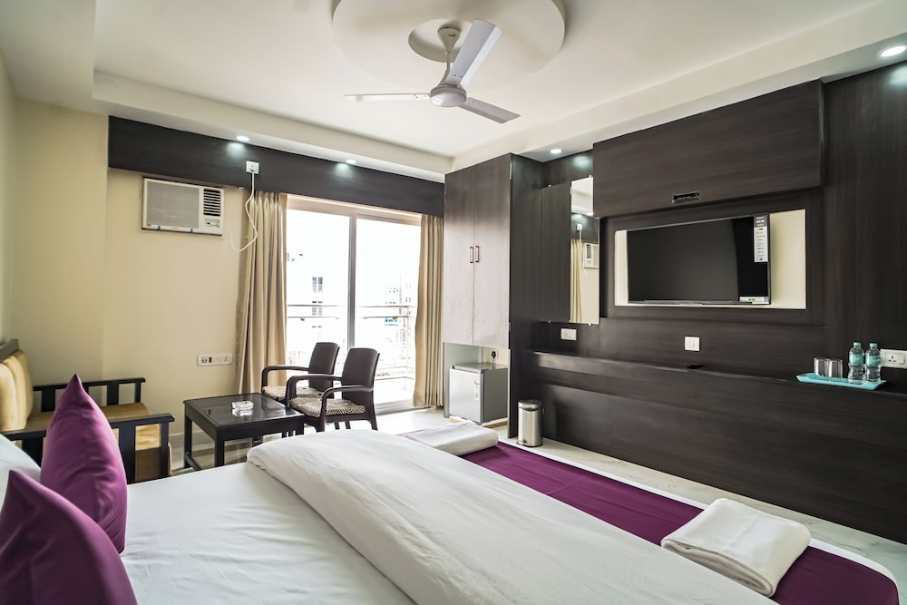 Deluxe Double Room, 1 King Bed photo 2