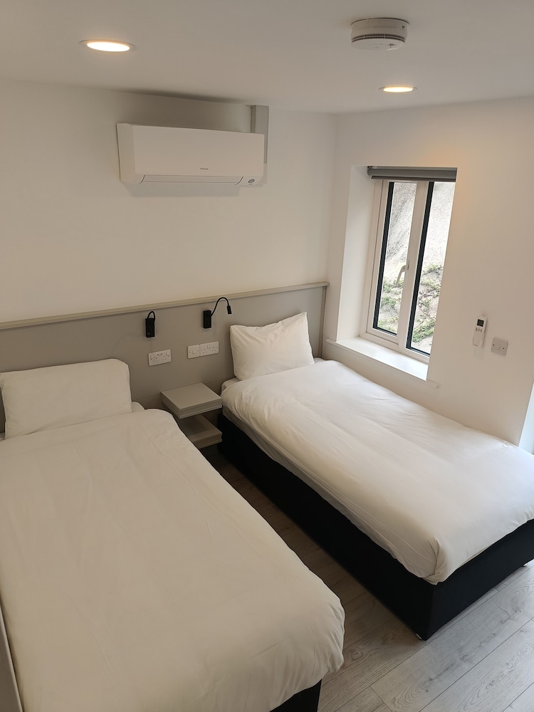 Deluxe 1 Bedroom Apartment Twin