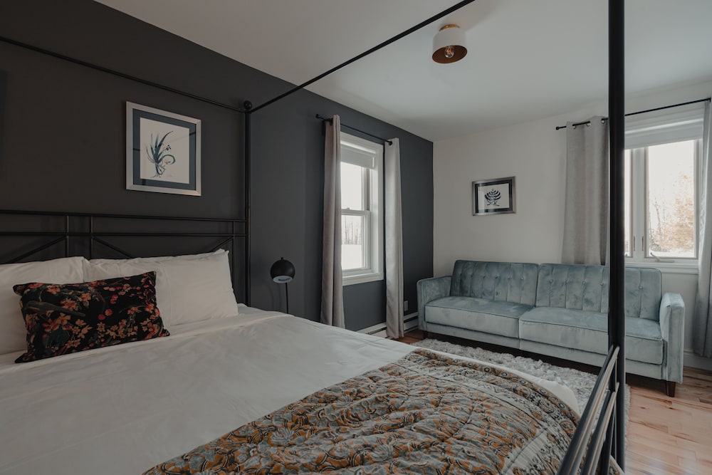 Junior Studio Suite, 1 King Bed with Sofa bed photo 3