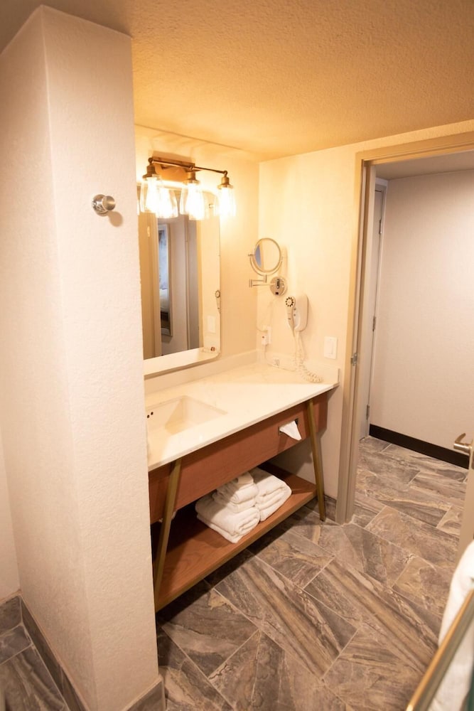 Premium Room, 2 Queen Beds, Courtyard View - Photo 5
