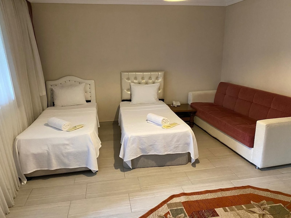 Family Studio Suite, 4 Bedrooms